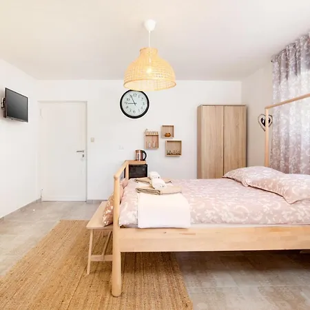 Apartments And Rooms Jakic