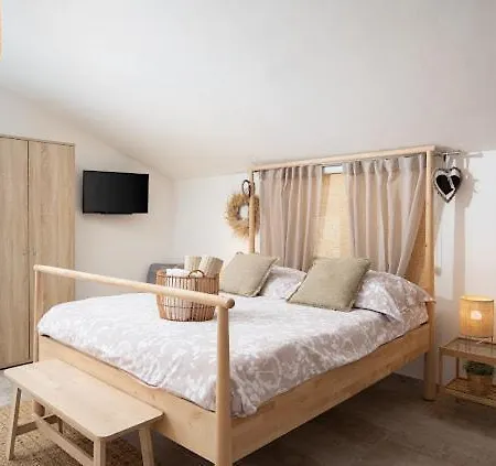 Gostinjska kuća Apartments And Rooms Jakic 3*