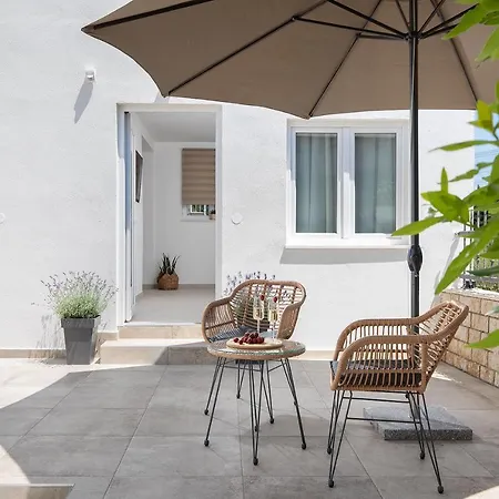 Gostinjska kuća Apartments And Rooms Jakic 3*