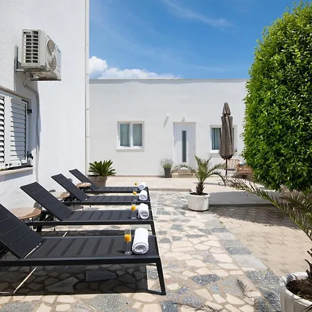 Apartments And Rooms Jakic Guest house