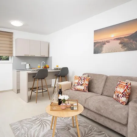 Apartments And Rooms Jakic Guest house