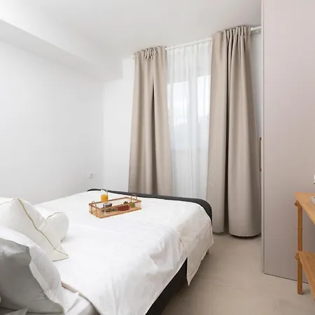 Guest house Apartments And Rooms Jakic 3*