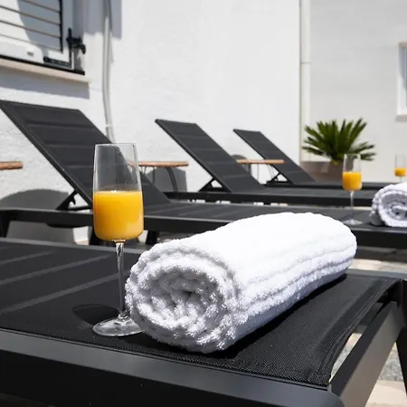 Gostinjska kuća Apartments And Rooms Jakic 3*