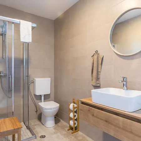 Apartments And Rooms Jakic Guest house